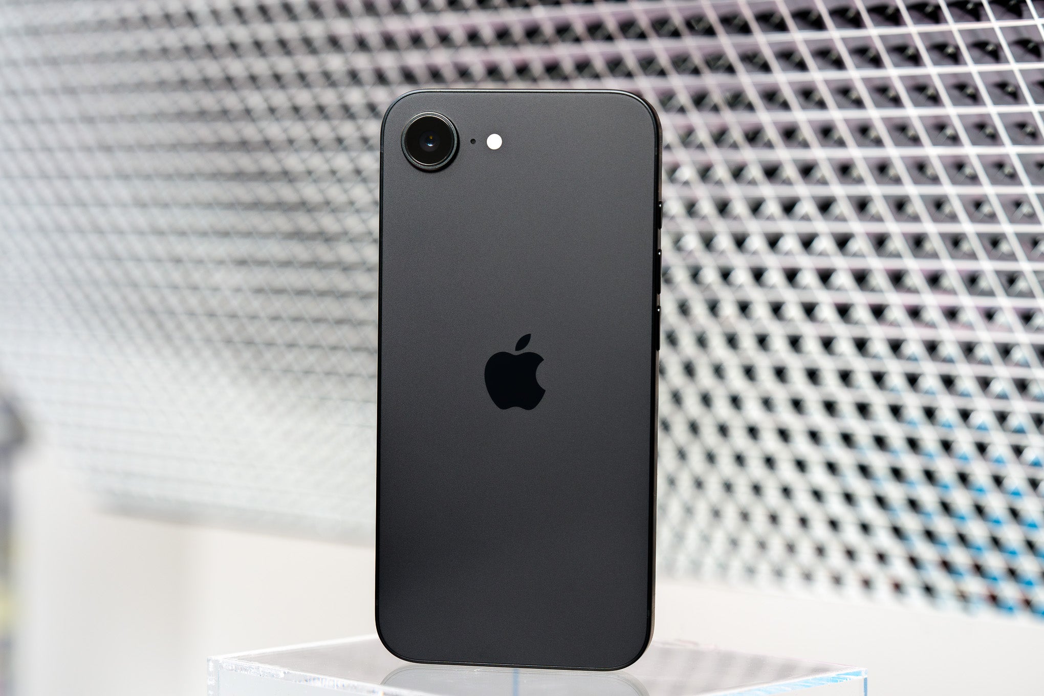 iPhone 16E anmeldelse: Okay, men ikke noget særligt!