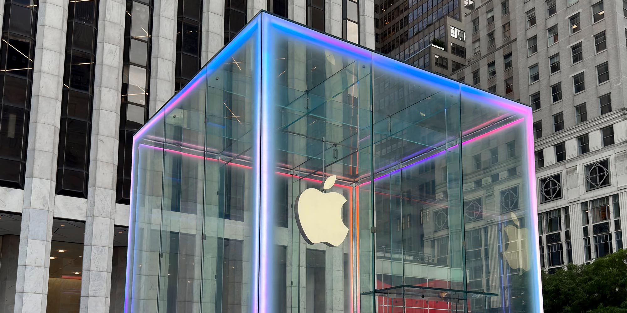 Apples Fifth Ave butik lyser op i Apple Intelligence farver for at fejre lanceringen af iPhone 16