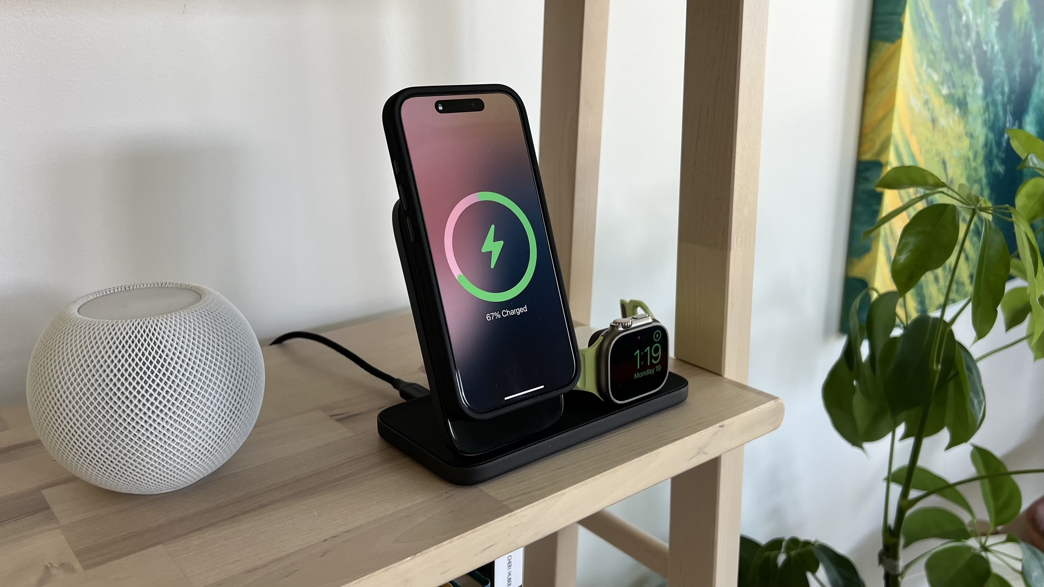 Nomad lancerer Stand One Max med Qi2, Apple Watch-hurtigoplader, metal- og glasdesign