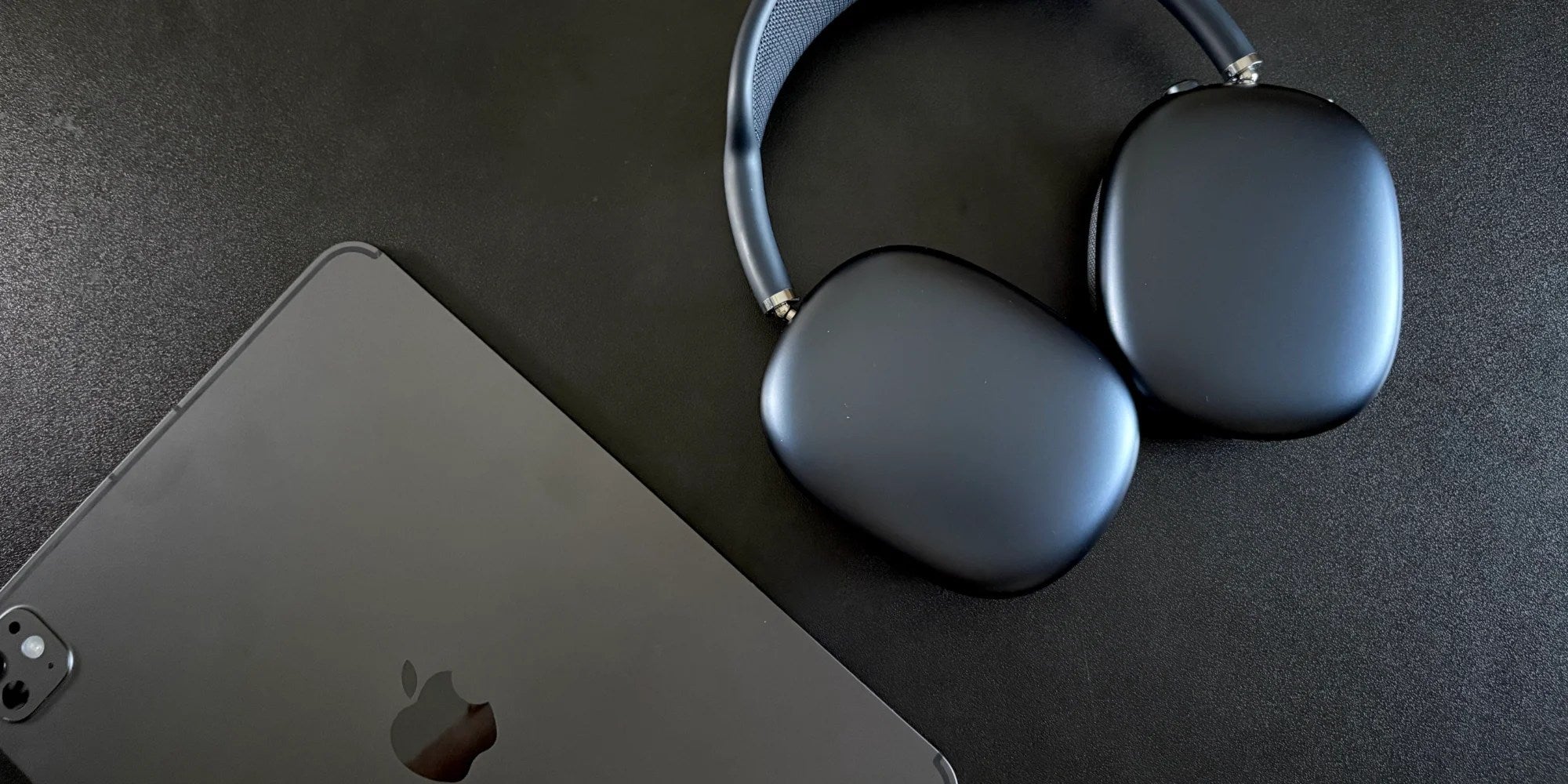 Hænderne på midnats AirPods Max med USB-C